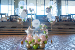 東京文化会館のロビーでゴールド&シルバーバルーンの誕生日サプライズ飾り付け