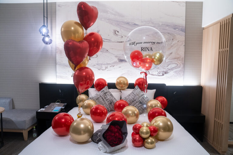 Red and gold proposal surprise decoration at 三井ガーデンホテル豊洲プレミア