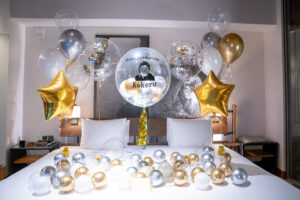 One Suite THE GRANDでのゴールド&ホワイトバルーンによる卒業祝い装飾