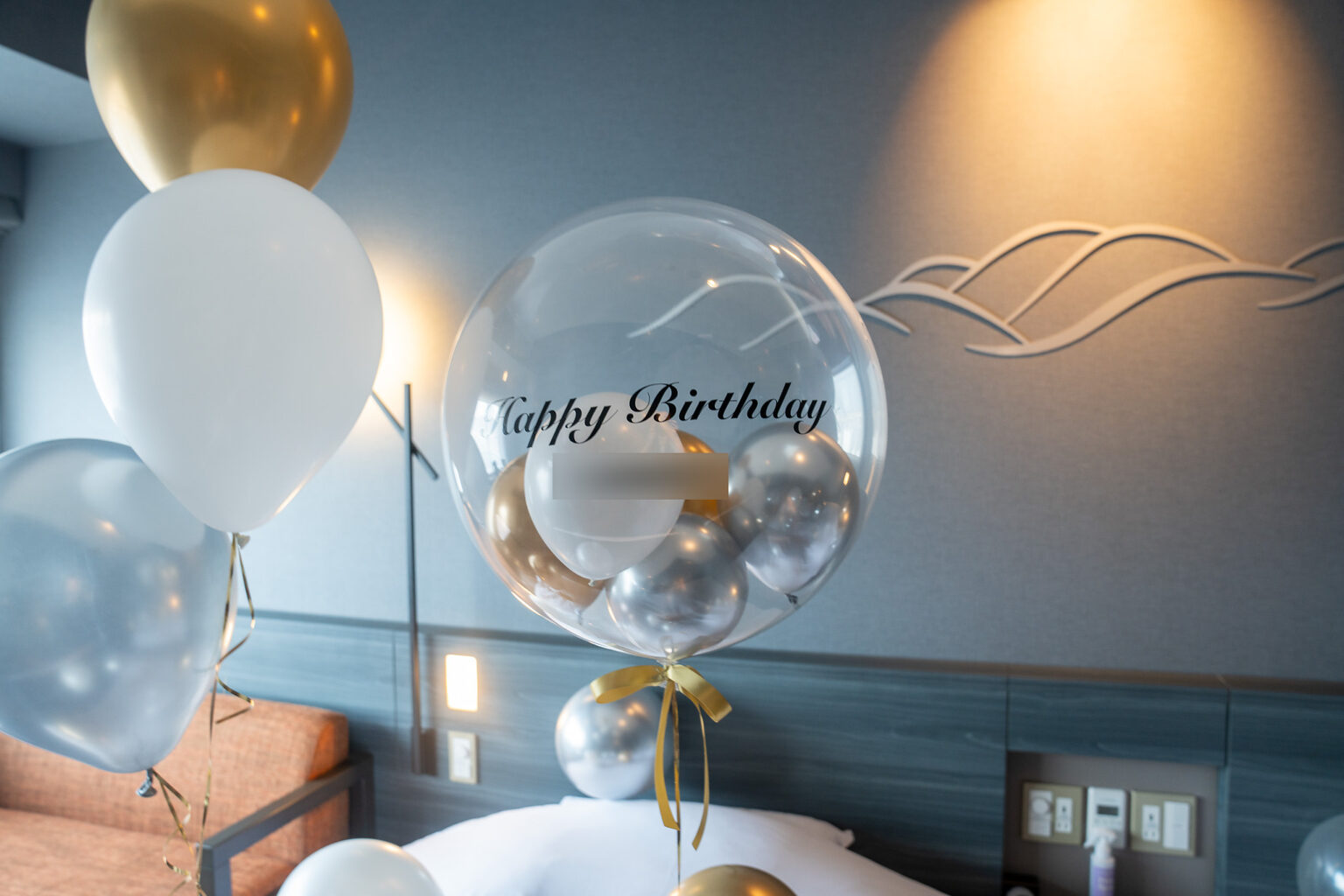 ラビスタ東京ベイでのゴールド&シルバーが上品な誕生日サプライズバルーン装飾