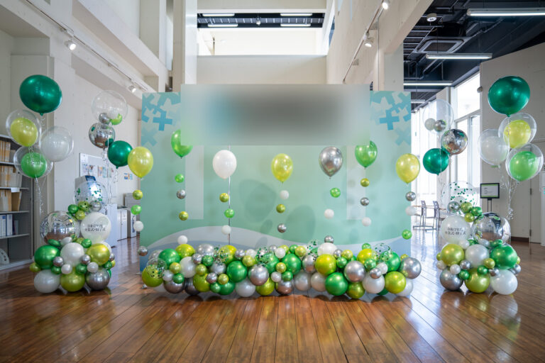 大学典礼翡翠绿与银色气球庆典装饰