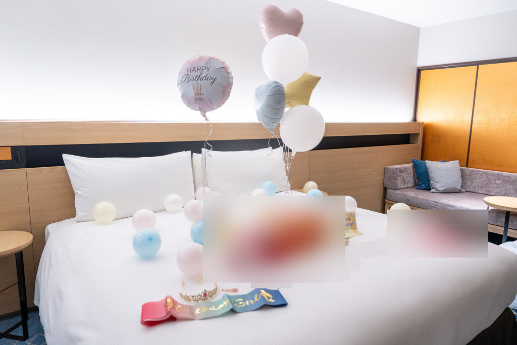 ヒルトン東京ベイ生日惊喜布置，马卡龙色气球点缀的客房装饰