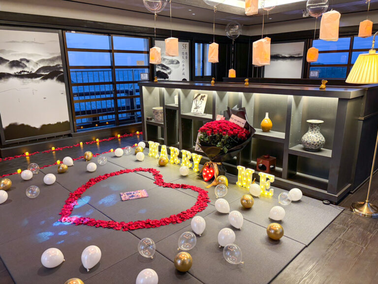 平戸城 Proposal Surprise Decoration: Styled with Gold & Clear Balloons