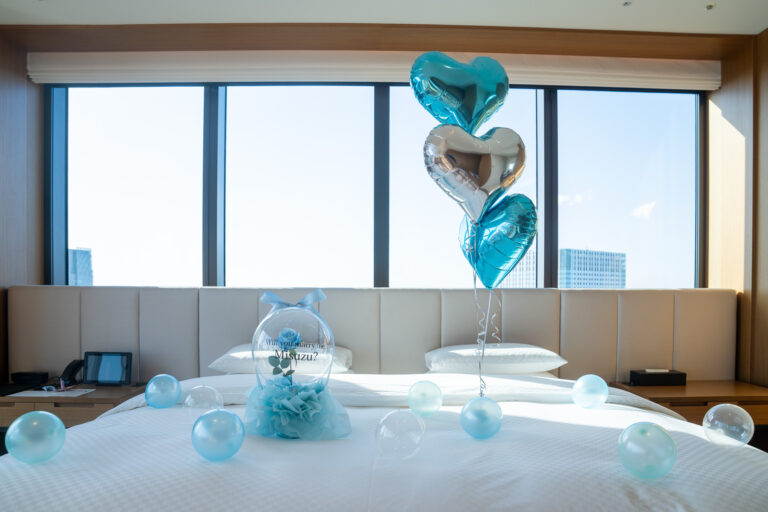 Surprise proposal decoration at オークラ東京, aqua blue & silver balloon decoration