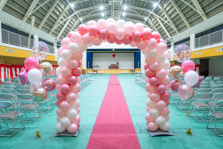 簡野学園ふぞく幼稚園의 입학식을 핑크&화이트 벌룬 아치로 연출