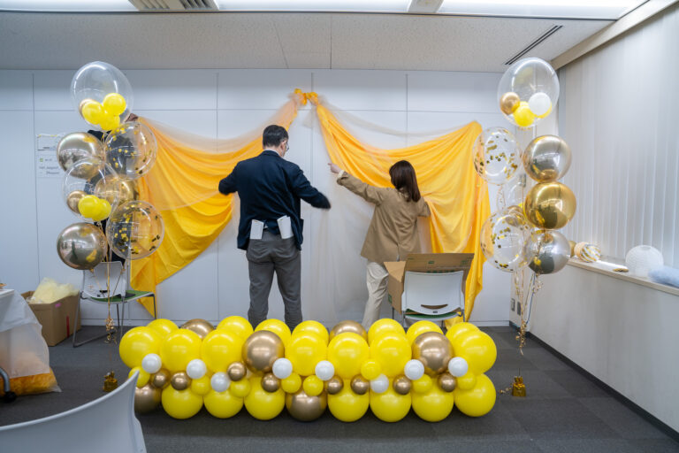 ビジョンセンター横浜的黃色與金色氣球裝飾企業活動佈置