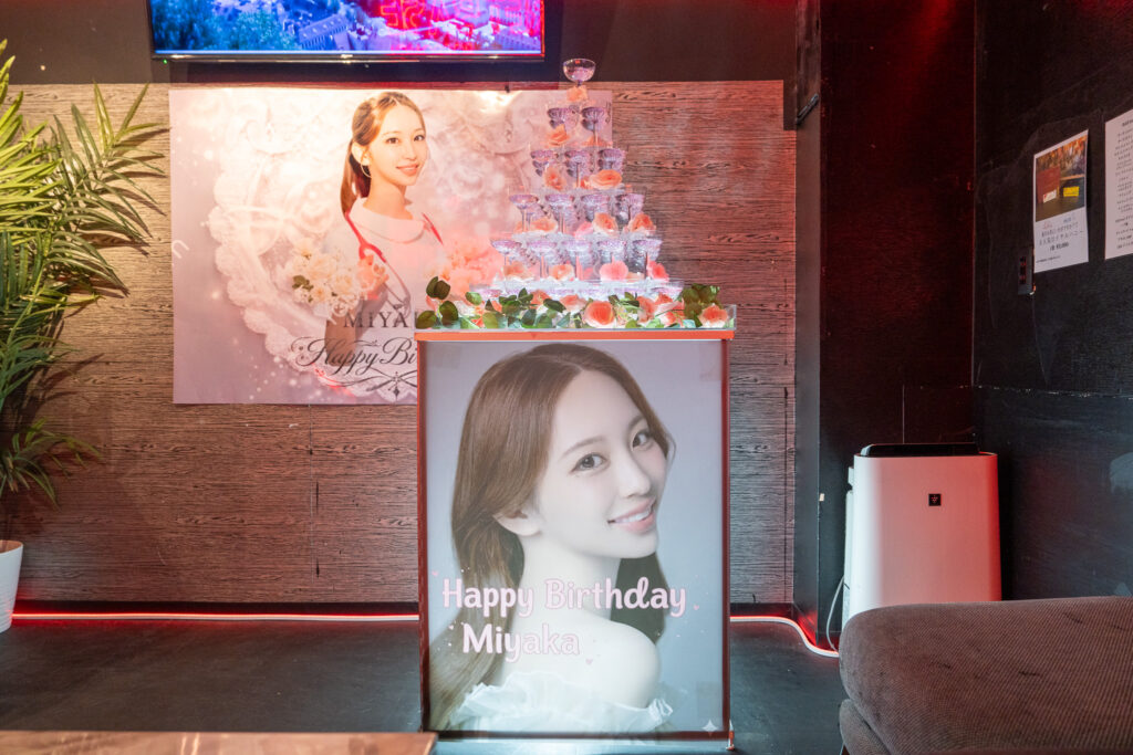 六本木Secret Baseでのバースデーお祝い装飾、シャンパンタワー&生花で演出
