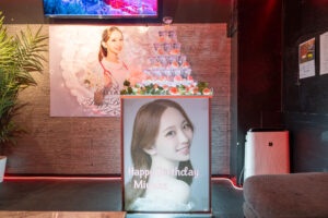 六本木Secret Baseでのバースデーお祝い装飾、シャンパンタワー&生花で演出