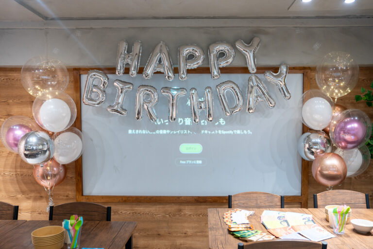 赤坂ミツワビルでのシルバー&ゴールド誕生日バルーン装飾