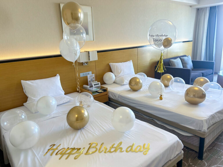 浅草ビューホテルでの誕生日サプライズバルーン装飾、ゴールド&ホワイトで彩る客室演出