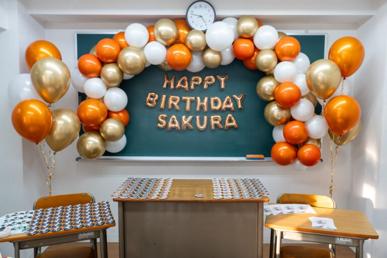 Birthday surprise decoration at 浅草スタジオ226, orange & gold balloon arch decoration