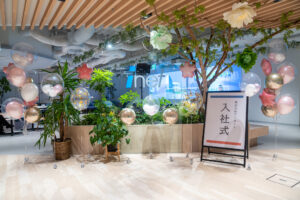 横浜シンフォステージ ウエストタワーでのピンク&ゴールドバルーンによる入社式お祝い装飾