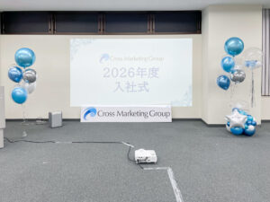 初台光山ビルでの2026年度入社式をブルー&シルバーのバルーン装飾でお祝い