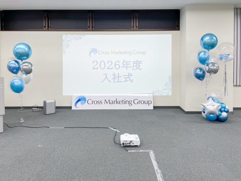 用藍色&銀色氣球裝飾慶祝在初台光山ビル舉辦的2026年度入社儀式
