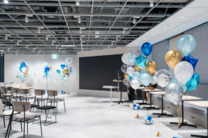 Daiwa秋葉原ビルでの入社式・内定式をブルー&ゴールドのバルーン装飾でお祝い