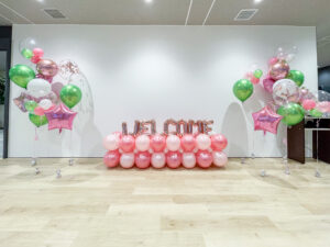 新宿三井ビルディングでの入社式・内定式 ピンク&グリーンのバルーン装飾演出