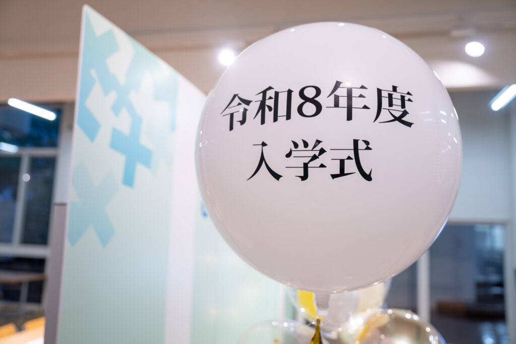 大学入学典礼金色与白色气球华丽装饰