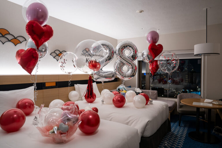 在Hilton Tokyo Bay用银色&红色进行28岁生日惊喜装饰