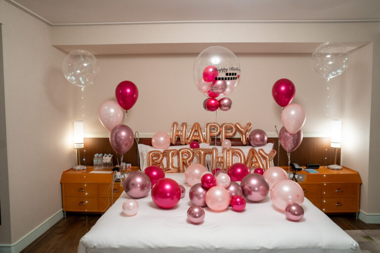 ザ・プリンスパークタワー東京での誕生日サプライズ飾り付け|ローズゴールドバルーン演出