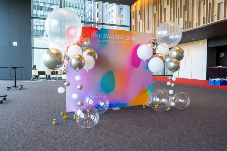 Decorating an award ceremony at Otemachi One with gradation and clear balloons