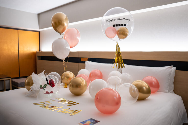 ヒルトン東京ベイでのゴールド&ホワイトバルーンによる誕生日サプライズ飾り付け