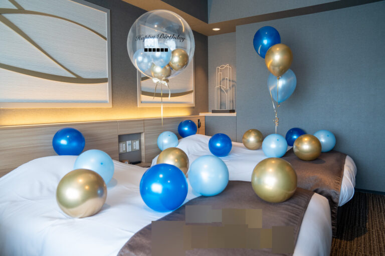 Blue & gold birthday surprise balloon decoration in a guest room at ラビスタ東京ベイ
