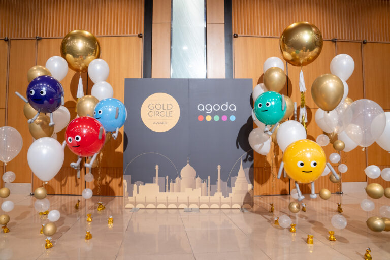 Award ceremony production with gold & white balloon decorations at セルリアンタワー東急ホテル