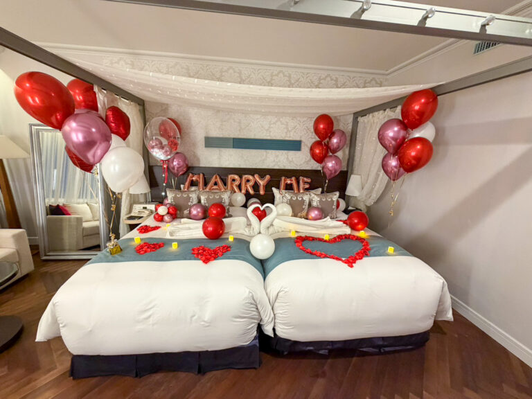 Surprise proposal decoration at Nagoya Tokyu Hotel, romantic red and pink balloon styling
