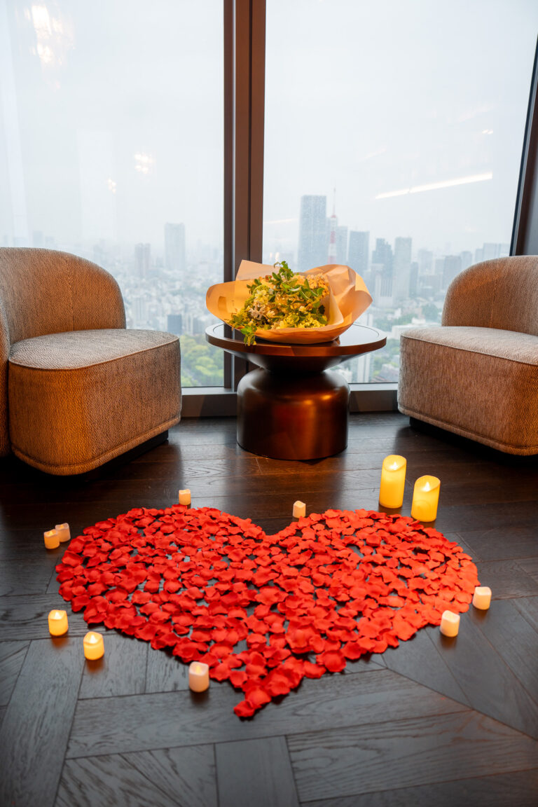 Fairmont Tokyo Lounge求婚驚喜佈置，花瓣裝飾與LED效果