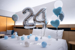 ヒルトン東京ベイでの24歳誕生日をブルーバルーン装飾でサプライズ