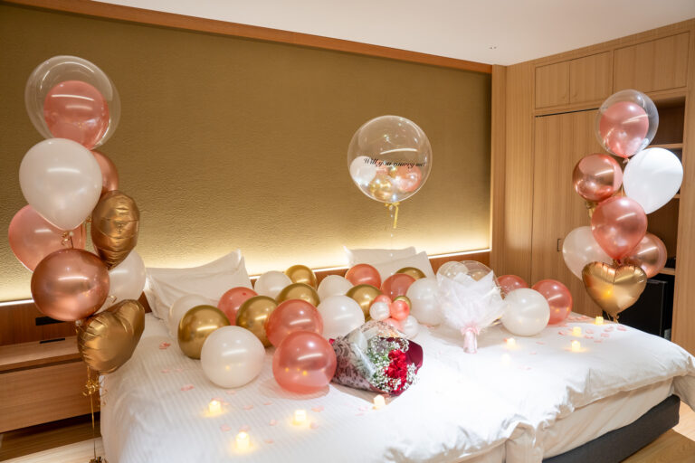 Surprise proposal decoration at ホテル北野屋, romantic pink & gold balloon display