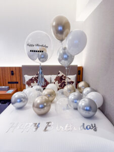 三井ガーデンホテル豊洲プレミアでのシルバー&クリアバルーン誕生日サプライズ飾り付け