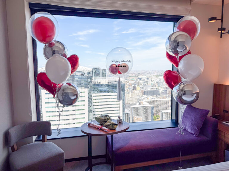 三井ガーデンホテル豊洲プレミア红色&银色气球生日惊喜装饰