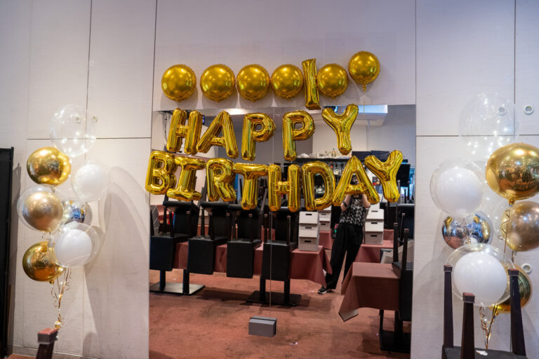 ライブレストラン六本木バードランド에서의 골드 벌룬 생일 서프라이즈 데코레이션