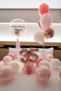 ヒルトン東京ベイでの35歳誕生日をピンク&ゴールドのバルーン装飾でサプライズ