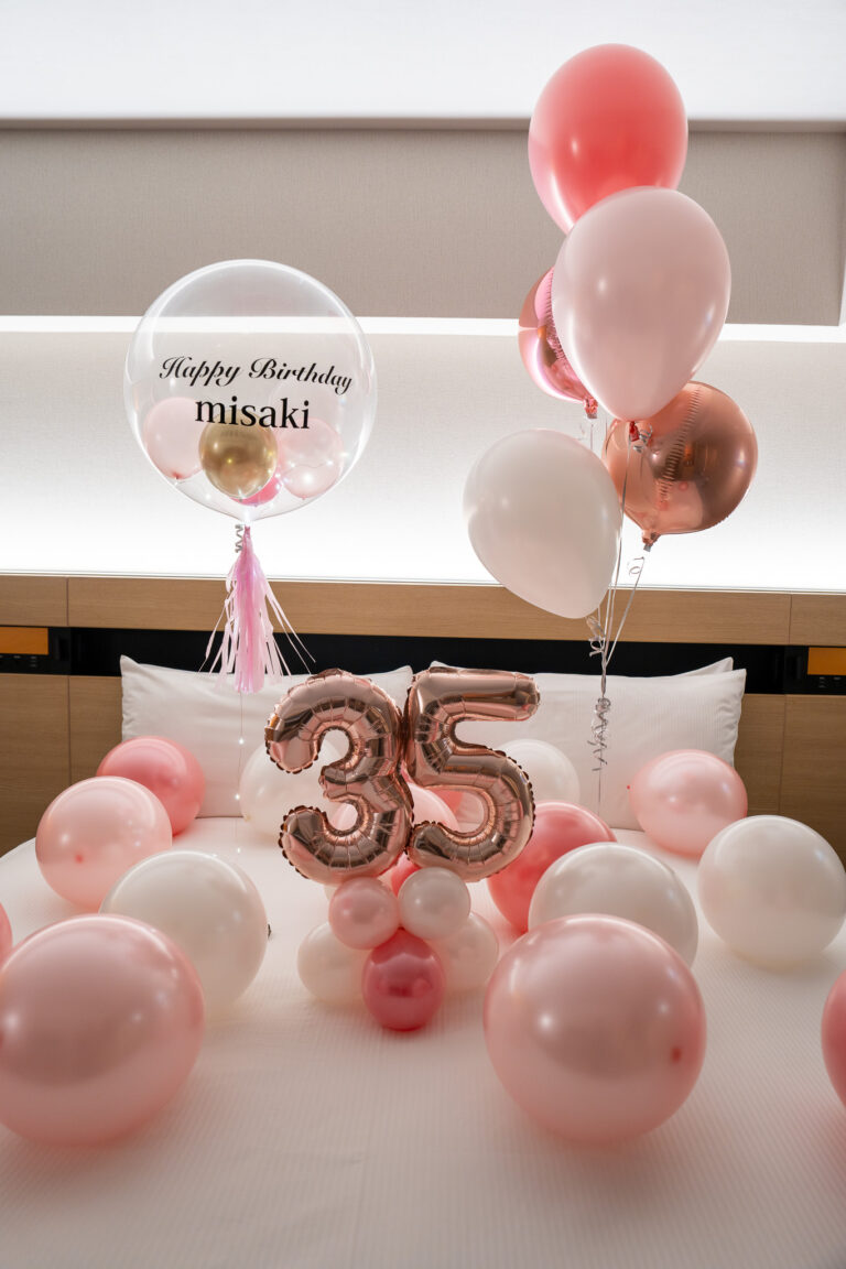 Hilton Tokyo Bay에서의 35세 생일을 핑크 & 골드 풍선 장식으로 서프라이즈