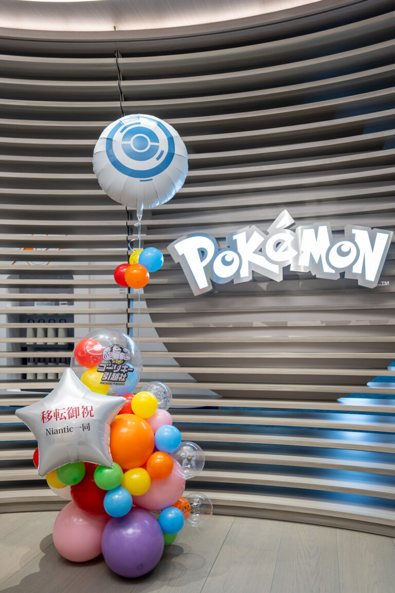 六本木ヒルズ森タワーのオフィス移転祝いをポケモンテーマの虹色バルーン装飾で演出