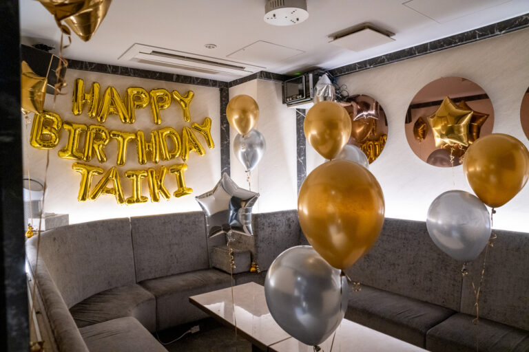 BONDでのゴールド&シルバーバルーンを使った誕生日サプライズ飾り付け