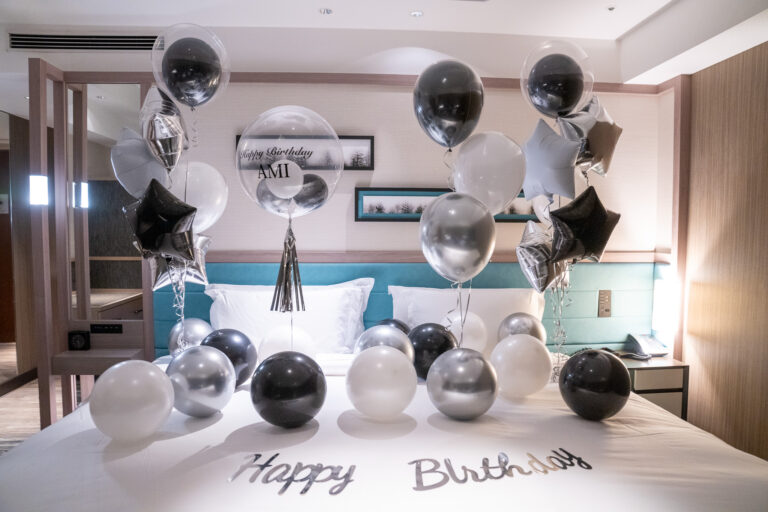 ザ・プリンスパークタワー東京での大人っぽいモノトーン誕生日サプライズ飾り付け