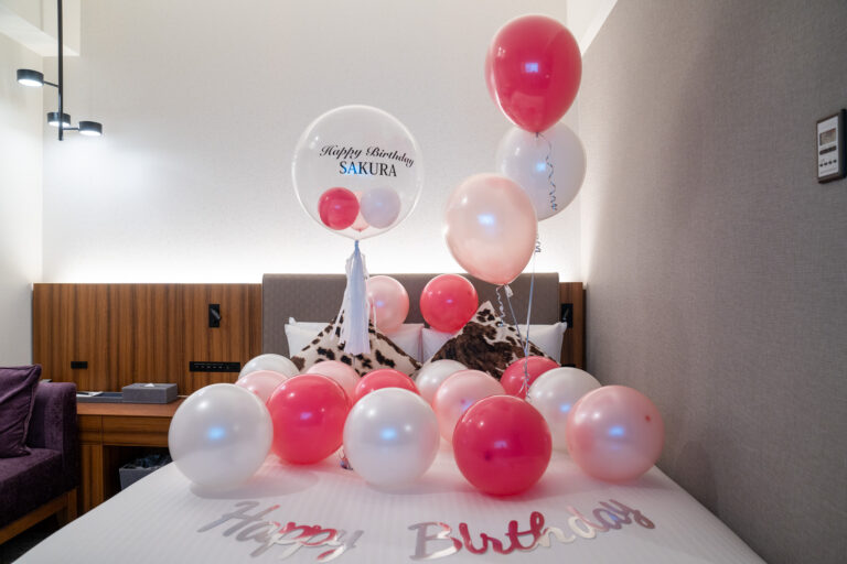 三井ガーデンホテル豊洲プレミア에서의 핑크 & 레드 톤 생일 서프라이즈 풍선 장식