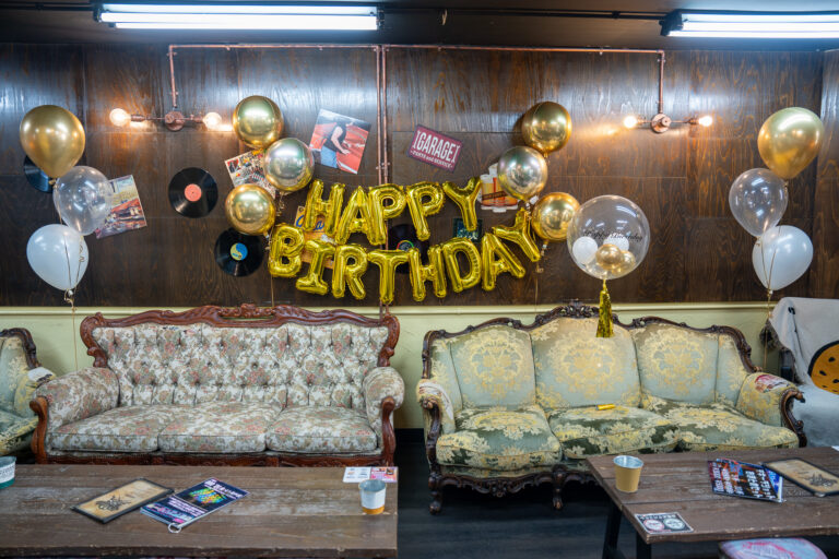 Darts Bar DIARTでの誕生日サプライズ飾り付け、ゴールドバルーンで演出するレトログラマラス空間