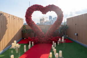 Eden House Skytree & Skygarden での赤いハート型バルーン装飾によるプロポーズサプライズ演出