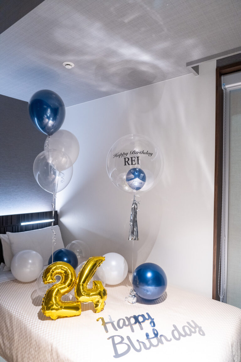 Jホテル東京ジオ에서 골드 & 네이비 벌룬으로 꾸민 24세 생일 서프라이즈 장식