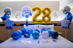 ヒルトン東京ベイでの28歳誕生日をゴールド&ブルーでサプライズ飾り付け
