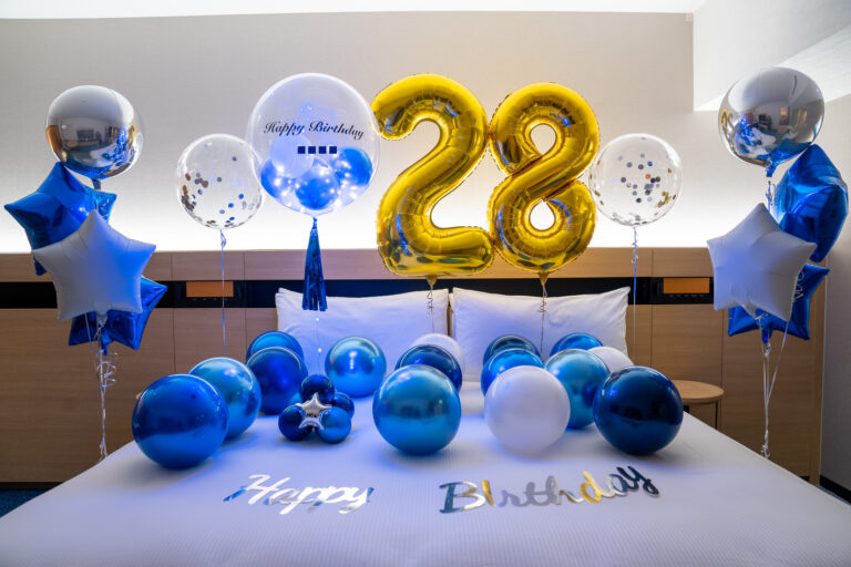 Surprise 28th birthday decoration in gold & blue at ヒルトン東京ベイ