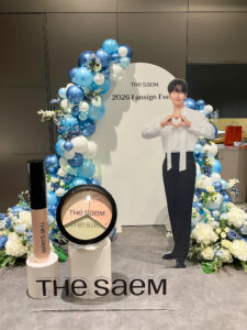 P.O.南青山ホールでのファンサイン装飾、青白のバルーンアーチとフラワーアレンジメントで上品に演出