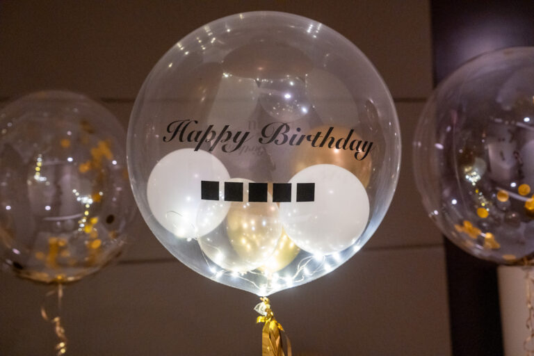品川プリンスホテル メインタワー에서의 생일 서프라이즈, 투명&골드의 우아한 풍선 장식