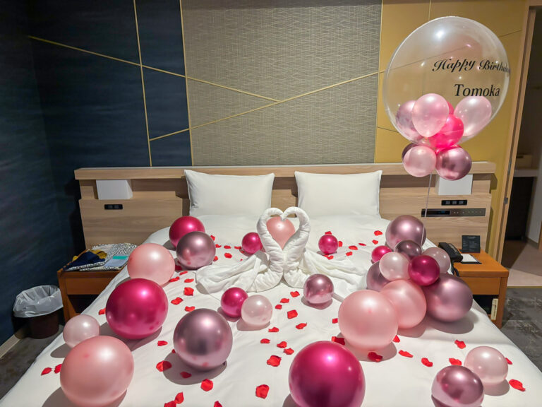 Birthday surprise decoration at ホテル金沢, romantic styling with pink & metallic balloons