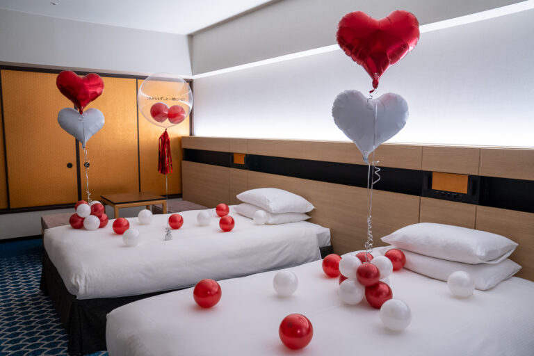 Red and white heart balloon proposal surprise decoration at ヒルトン東京ベイ