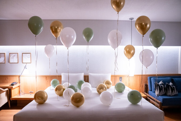 Southwest Grand Hotel での誕生日サプライズ飾り付け ゴールド&セージグリーンの上質バルーン装飾